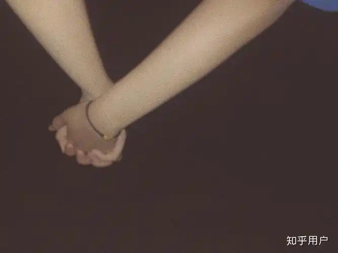 有没有情侣手牵手的照片只要手的走在街上的那种谢谢