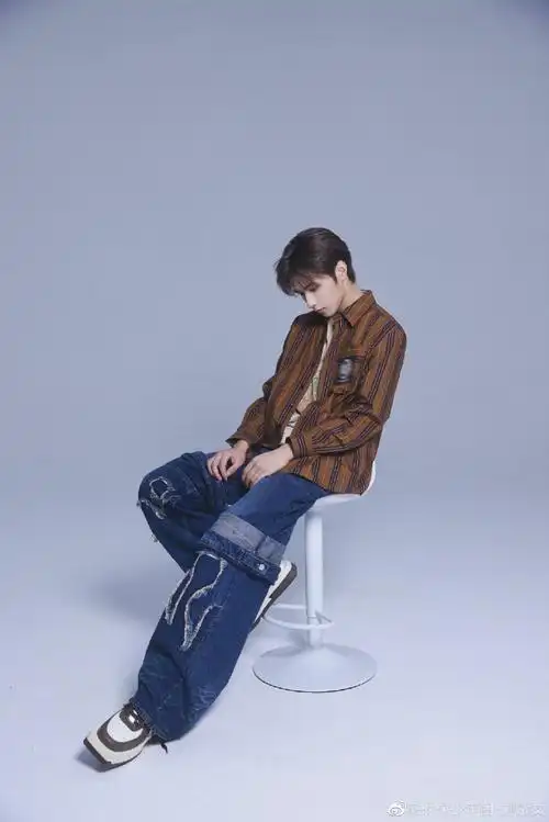 刘耀文的牛仔裤好特别#刘耀文的牛仔裤好特别,拽酷拽酷的,反季节创铑