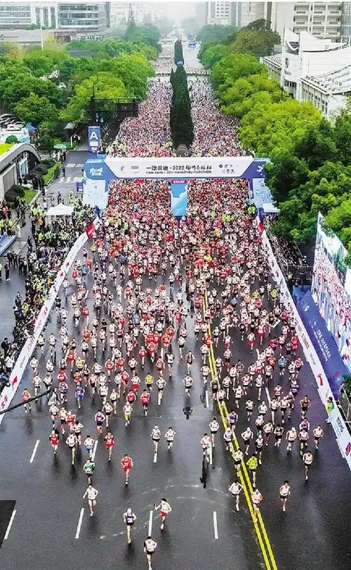 12月17日,7:30,36000人,2023杭州马拉松将在黄龙体育中心鸣枪起跑.