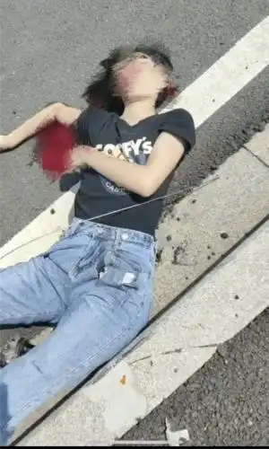 梅州一年轻女子骑摩托车不慎撞上灯杆,当场身亡!