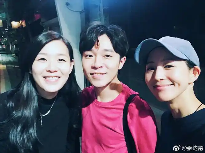 组图:张钧甯吴青峰张悬久违聚会晒照 青峰一身红衣灿笑抢镜