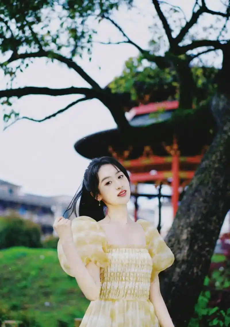 袁冰妍的穿搭多了黄色的鲜艳与活力.