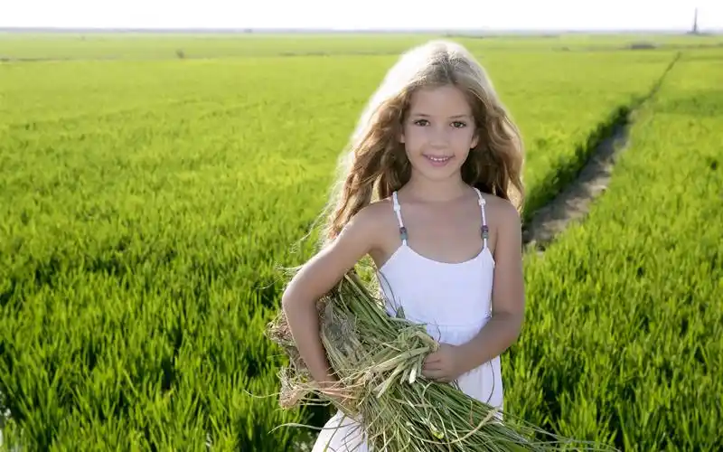 逗人喜爱的小女孩微笑,绿色领域 iphone 桌布