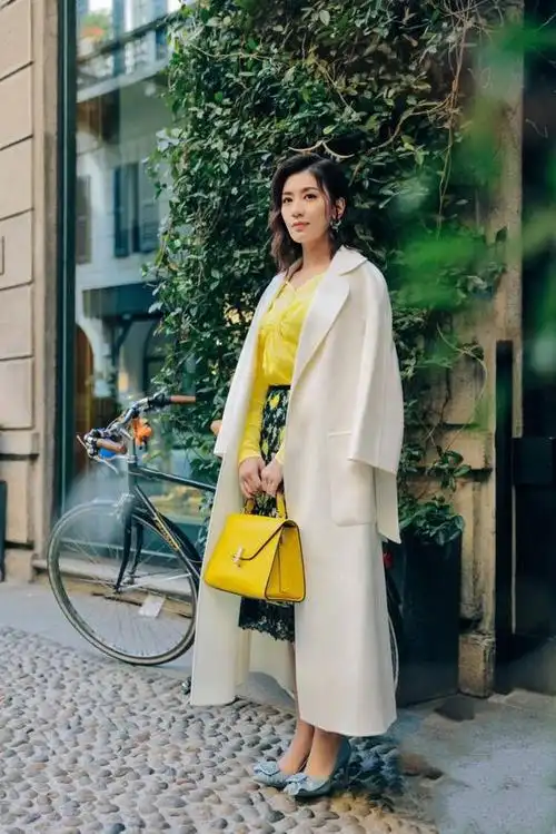 44岁贾静雯换了新发型龙须刘海不显老很惊艳年龄越大越有韵味