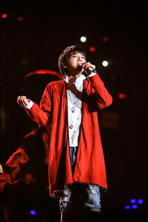 群星闪耀湖南卫视跨年演唱会 华晨宇华美舞台完美献唱