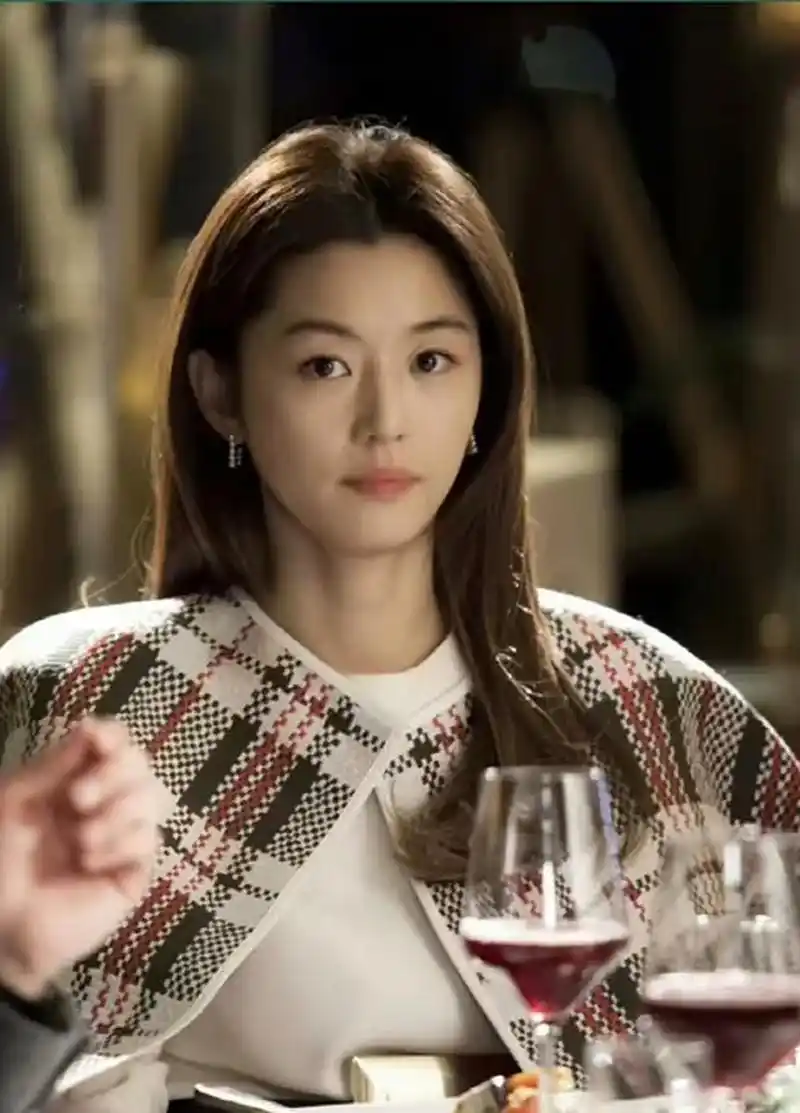 全智贤从《我的野蛮女友》到《来自星星的你》气质转变好大,从清纯小