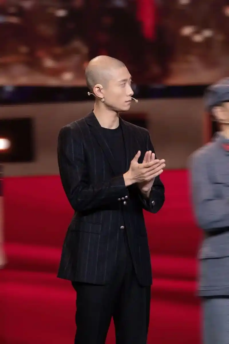 176cm张一山时髦造型光头拿他也没有办法照样帅气十足
