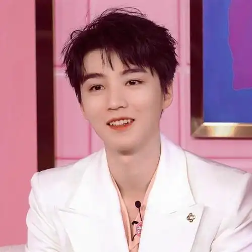 眼睛咕噜转太可爱了92#王俊凯直播