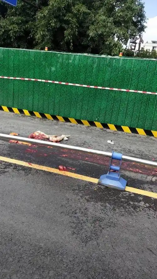 郑州渣土车侧翻将越野车压扁车上4人遇难如何看待此事该如何定责