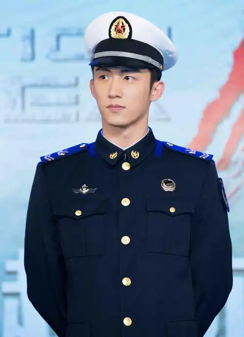 黄景瑜出席红海行动发布会飒爽英姿尽展风采