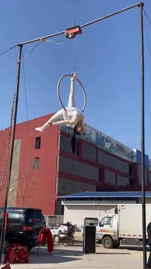 杂技小妹来了,高空吊环杂技表演