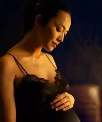 姚晨在母亲节那天在微博上上传了大肚照,并寄语未来的孩子"认识