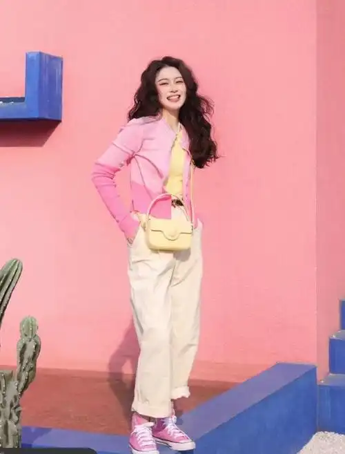 粉色衣服搭配粉色系的粉色,桃粉色,玫粉色包包不仅不会显得太甜腻