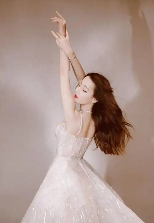 迪丽热巴唯美纱裙优雅迷人