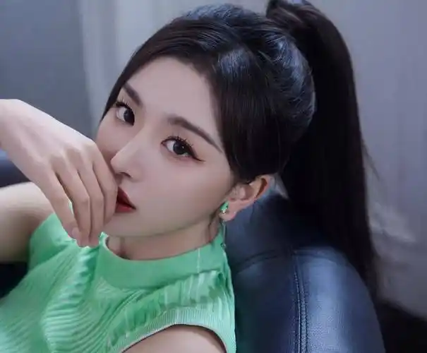 青春女星孔雪儿晒绿色露脐长裙写真,展现完美的腰臀比,以及傲人上围