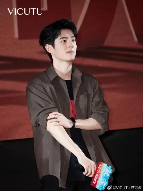 现实vicutu品牌全球代言人@刘昊然turbo身着vicutu威可多经典深色衬衫