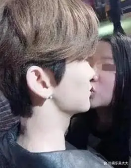 明星蜡像被玩坏:张颂文多个兄弟,鹿晗嘴被亲掉皮,孙俪被占便宜