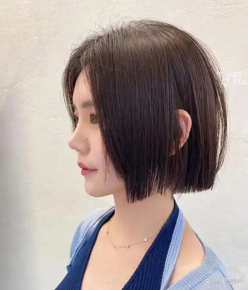 直短发还属于懒人界选择的发型之一,看整体外形,简单易打理,完全不