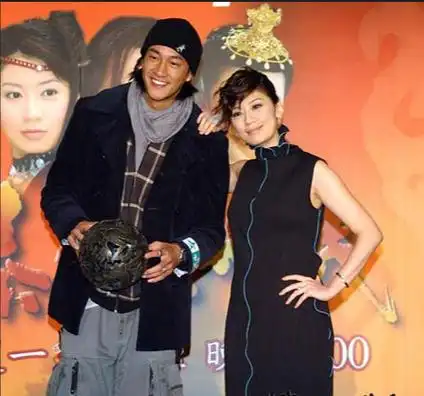 甚至贾静雯怀孕后,都有许多记者对何润东围追堵截,问孩子是不是他的.