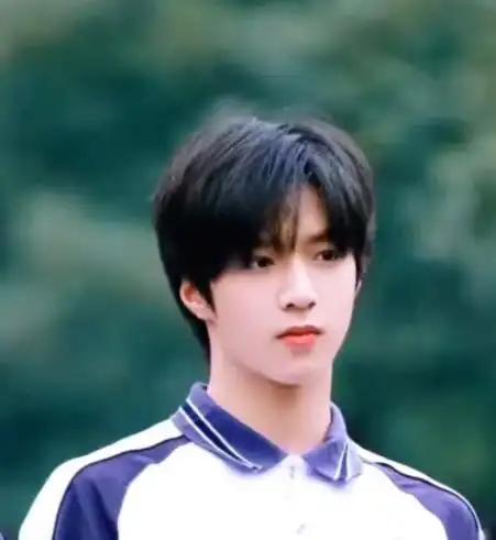 丁程鑫和张真源一样,过了暑假都要上大学了,但学校依旧为他们报名