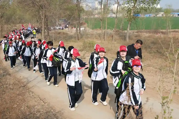 河北衡水中学春光里以脚步丈量大地携青春去远足放飞梦想