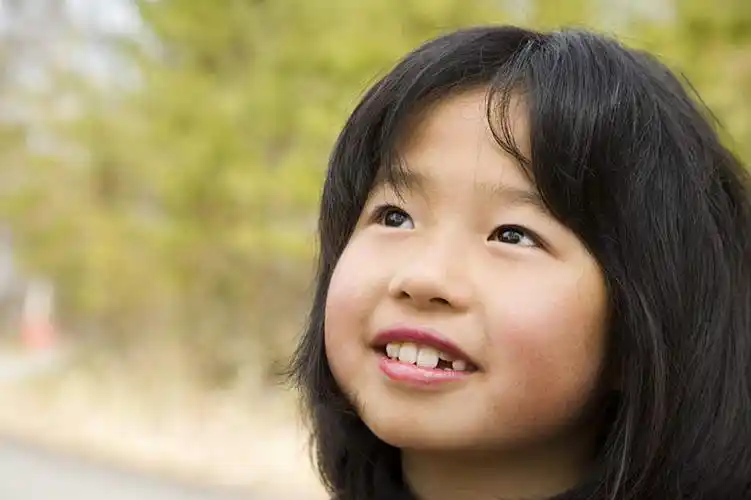 脸颊,牙齿,头发,一个人,站,笑,微笑,露齿笑,横图,室外,特写,白天,正面