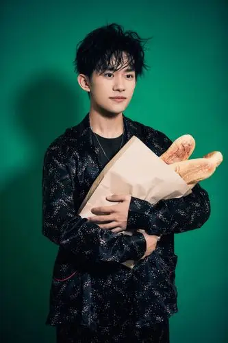 [易烊千玺][新闻]190201 易烊千玺与长面包 呆萌可爱靓靓崽