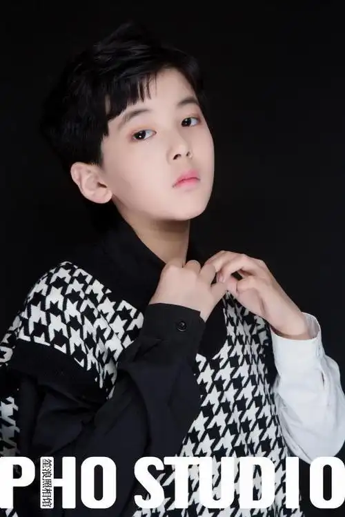 今年11岁的他已经参演了不少影视拍摄,小小年的他已经有着相当丰富的