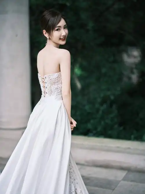 毛晓彤穿白玉繁花蕾丝连衣裙 秀性感美背娇俏可人