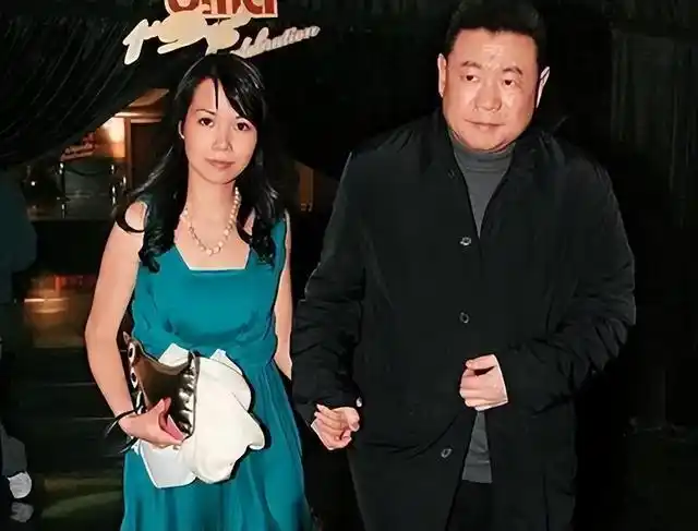 刘銮雄跟吕丽君同框后,甘比突然现身日本,这次还带上了三个子女