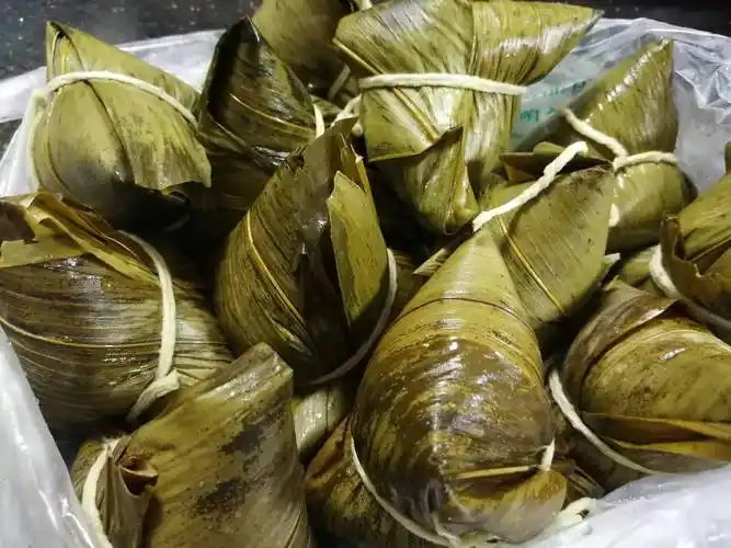 用糯米,绿豆,猪肉包的三角粽,软糯可口,浓浓的家乡味道_刘国雄_南宁_