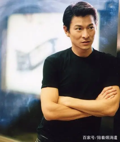 5张图片,只有一张假的"刘德华,年轻时的刘德华很帅气,他很少通过夸张