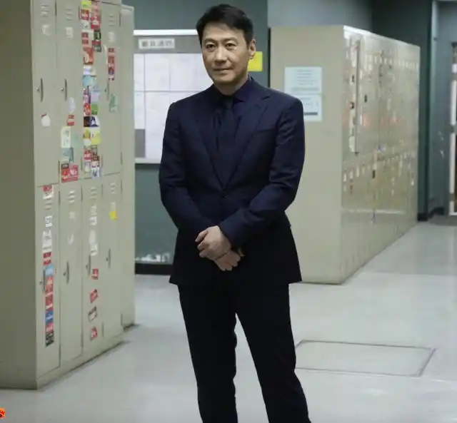 一胖毁形象53岁黎明近照脸浮肿身材发福眯缝眼和女儿一个样