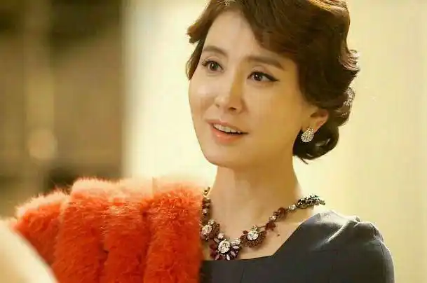 靠一部剧超火谐星从300斤瘦成爱豆,同剧的她却把脸都整歪了