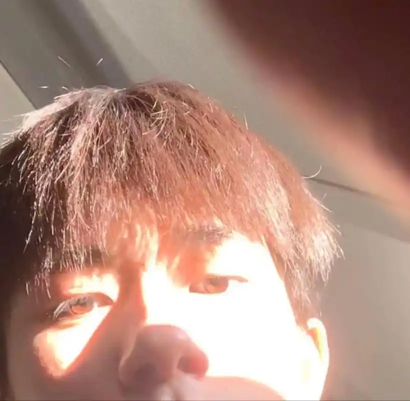 揭秘易烊千玺的自拍手机里的vs粉丝看见的