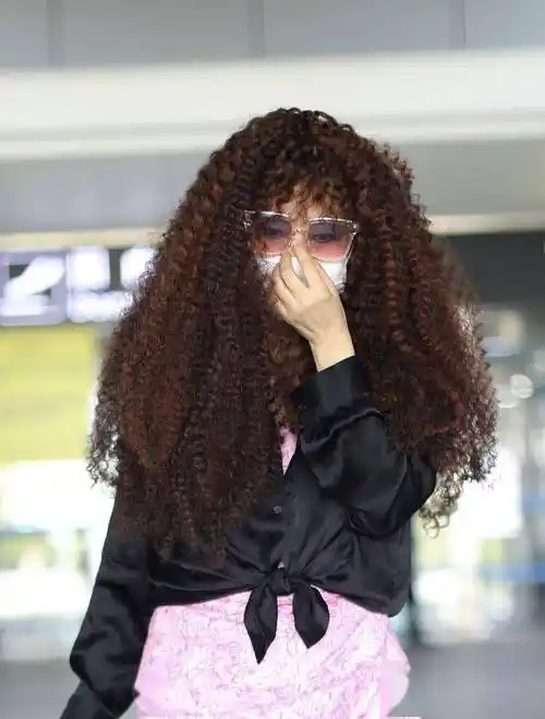 张蔷弹簧卷发型搭配黑粉色穿搭个性斐然