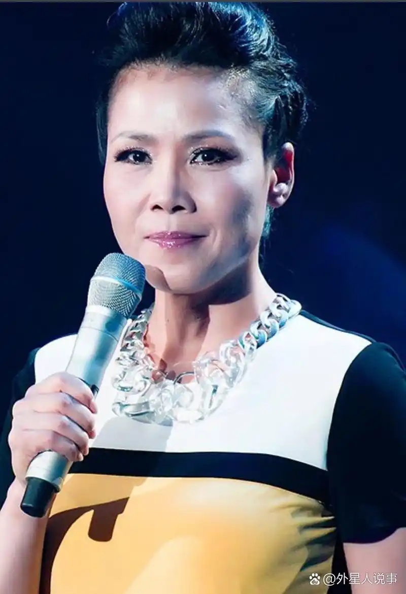 那英和田震都是上个世纪八,九十年代最受人欢迎的女歌手.