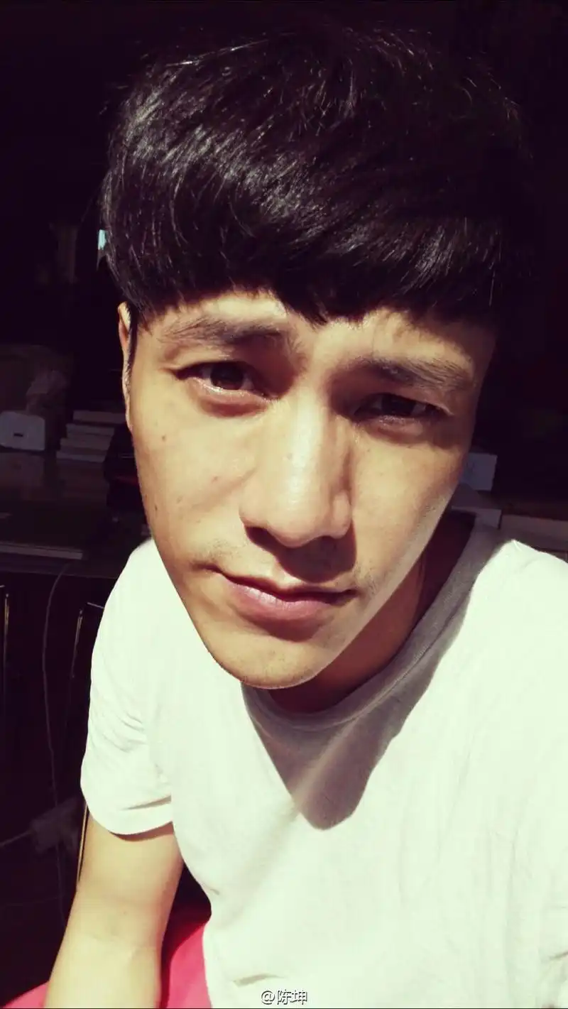 新浪娱乐讯 7月2日早,陈坤在微博中晒出一组自拍,并配文"神经病起床了