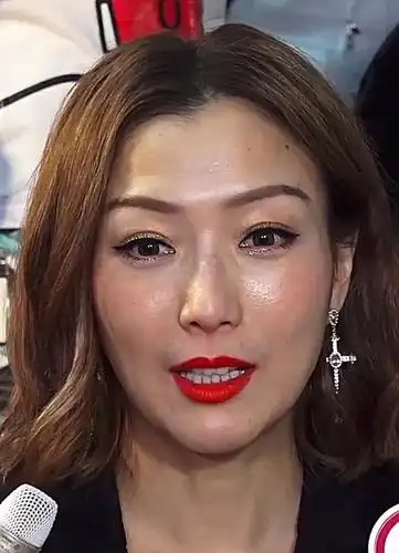 郑秀文晒终极素颜照,网友直言太瘦了,生日未见许志安身影