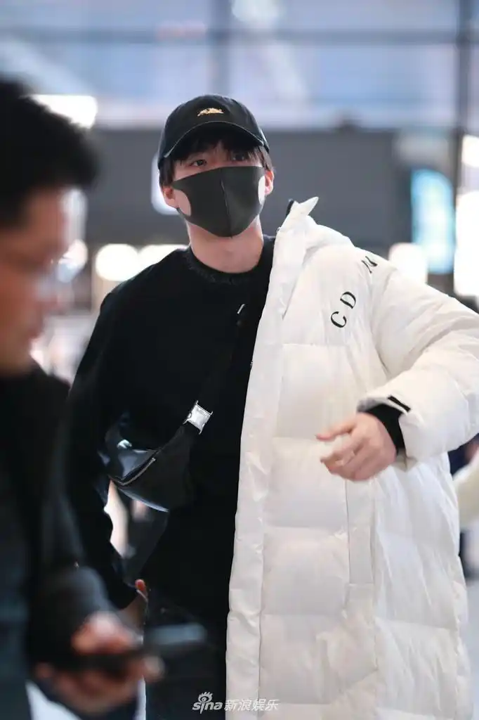 组图:刘宇宁穿白羽绒服清新养眼 边走边穿衣服姿势帅炸