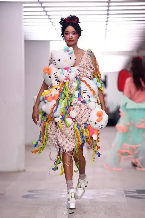 走秀上就出现了很多款奇葩的服饰,只有你想不到没有设计不出来的衣服