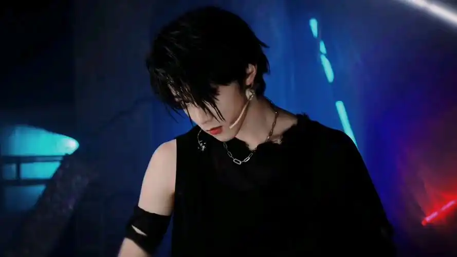 刘耀文高清图,同一张但不同风格