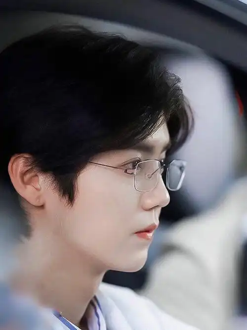 没人能抵挡戴眼镜的鹿晗气质拿捏的刚刚好魅力无限大!