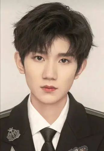 李沁,新晋端水大师白敬亭,"京城五少"白bra王一博,洛阳白牡丹他们的