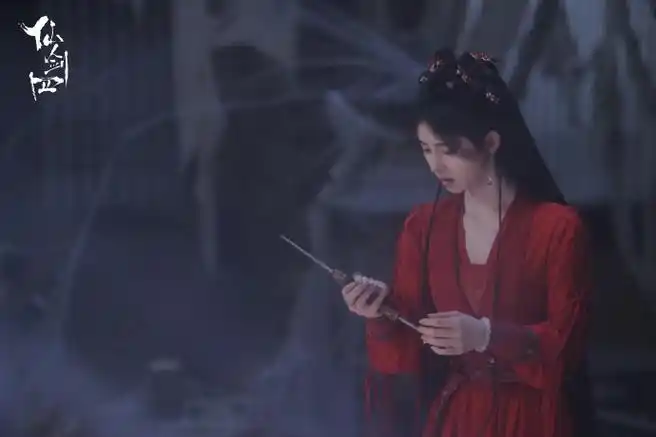 红衣染血 凄美又艳丽重温一遍依旧心疼纱纱@鞠婧祎(戳评论区get隐藏款