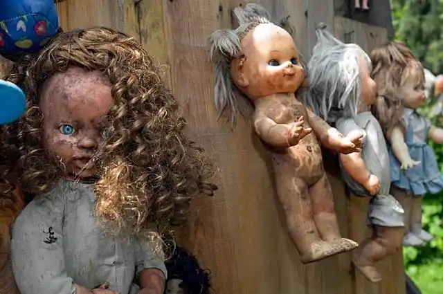 河里忽然冒出无数布娃娃诡异小岛真的被诅咒了