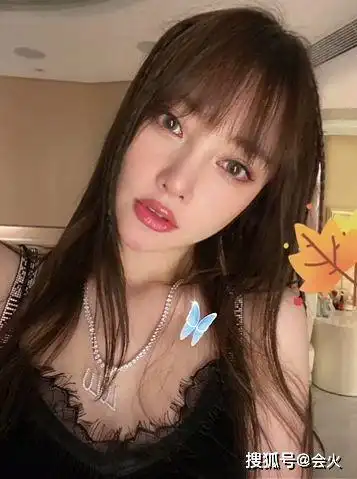 李小璐穿蕾丝吊带秀身材腋下勒出两层赘肉胸口超大项链吸睛明星电影