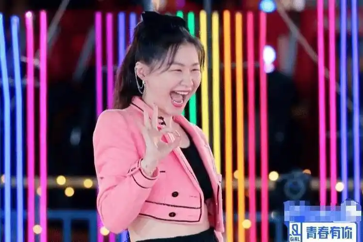 原创青2首届联欢会来啦刘雨昕坐第一排孔雪儿的座位却很难找