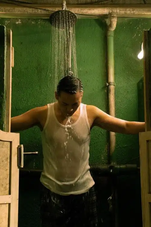 陈伟霆为新戏戒糖戒碳晒超fit身材八块腹肌鲨鱼肌清晰可见