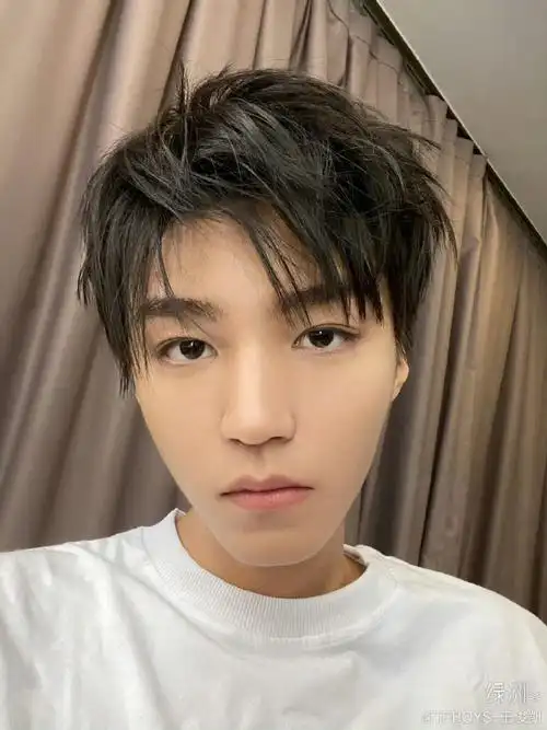 这种男友壁咚感拍摄角度应该内娱独一家吧  @tfboys-王俊凯